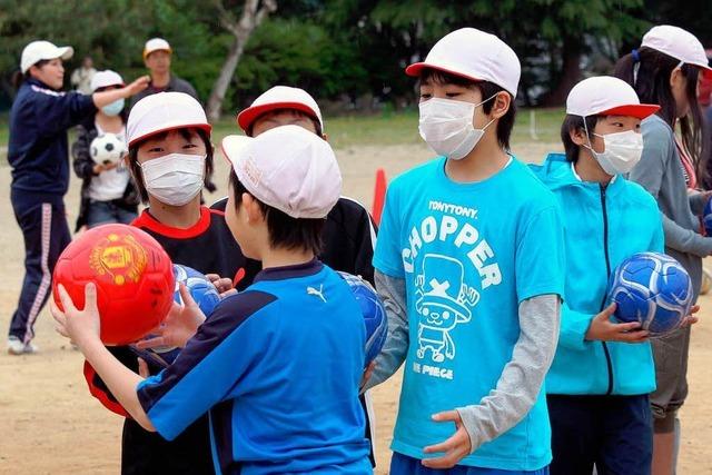 Fukushima-Folgen: Mit Maske und Mtze in die Schule