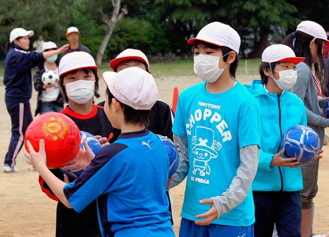 Maske, Mtze und lange rmel sollen ge... 11. Mai in einer Grundschule in Soma.  | Foto: dpa
