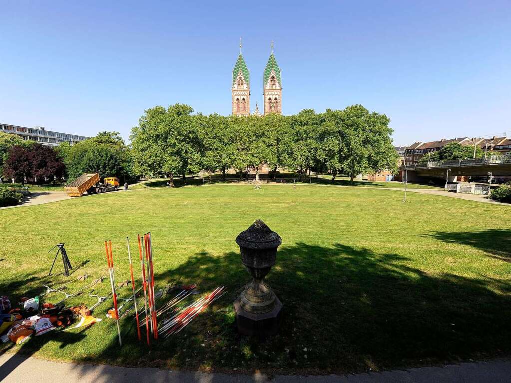 Entstehung des Rasenkunstprojekts vor der Herz-Jesu Kirche im Freiburger Stadtteil Sthlinger.