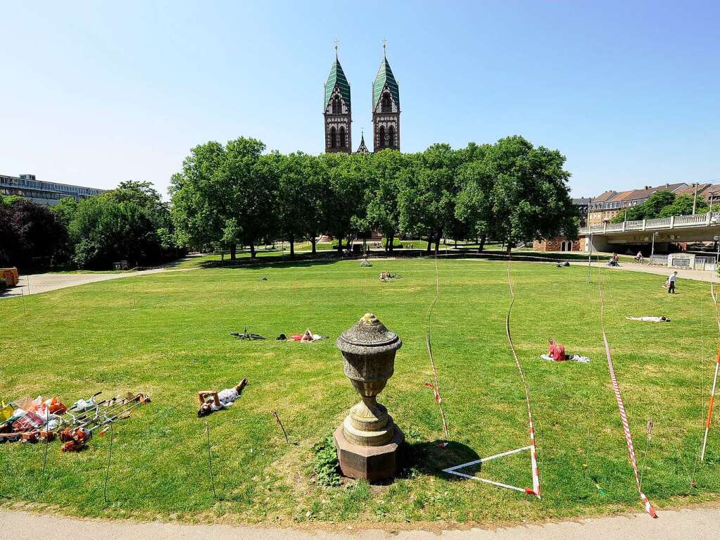 Entstehung des Rasenkunstprojekts vor der Herz-Jesu Kirche im Freiburger Stadtteil Sthlinger.