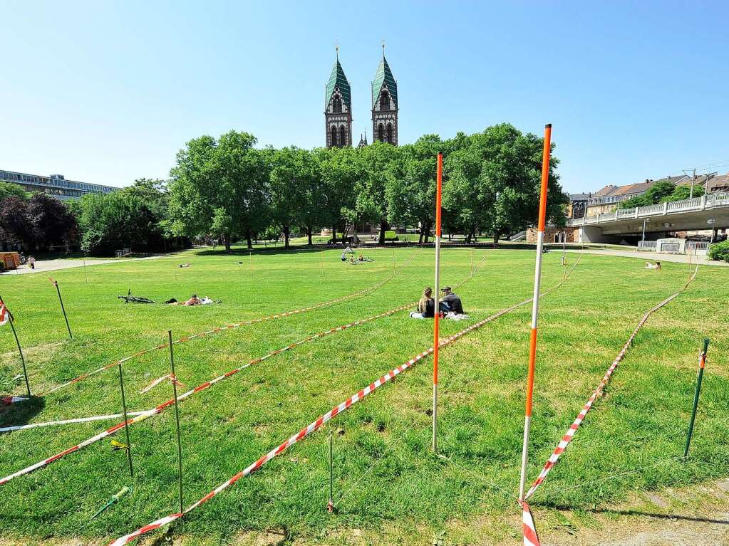 Entstehung des Rasenkunstprojekts vor der Herz-Jesu Kirche im Freiburger Stadtteil Sthlinger.