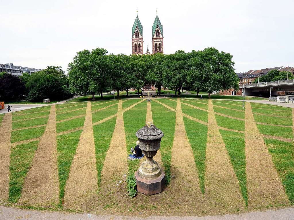 Entstehung des Rasenkunstprojekts vor der Herz-Jesu Kirche im Freiburger Stadtteil Sthlinger.