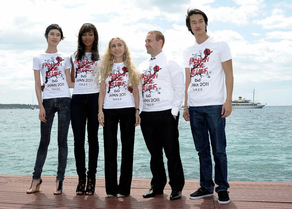 Topmodel Naomi Campell (Zweite von links) wirbt fr eine Hilfsaktion fr die Katastrophenopfer in Japan