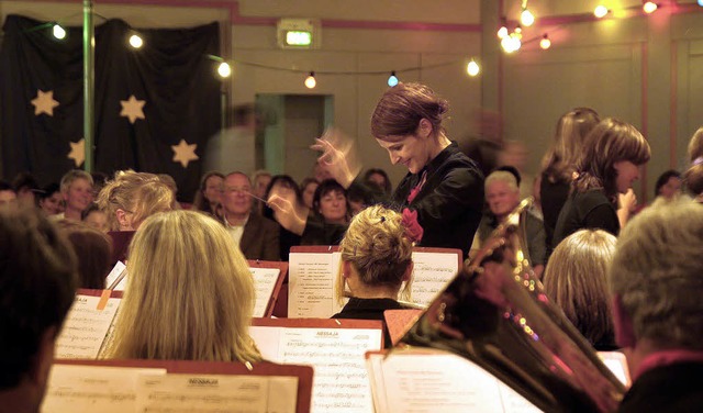 Der Musikverein Norsingen mit Dirigent...lte die Gallushalle in ein Zirkuszelt.  | Foto: tina lindemann