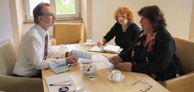 Brgermeister Ekkehart Meroth berreic...tliche Broschren ber Bad Krozingen.   | Foto: Hans Jrgen Kugler