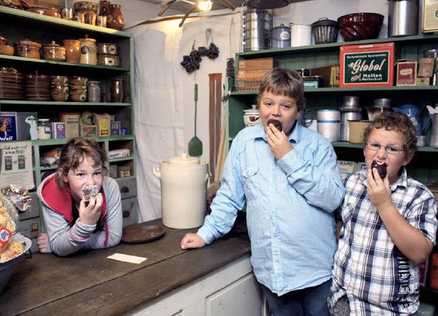 Lena Hornecker und  Sven und Ron Wagne...;  im original eingerichteten Ldeli.   | Foto: christa rinklin