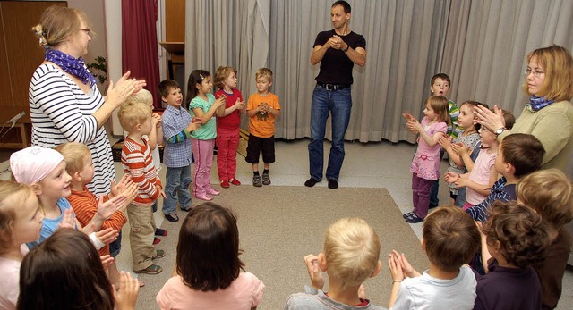 Mit Liedern lernt sich die Sprache leicht: Bernward Braun leitet die Kinder an.   | Foto: Willi Adam