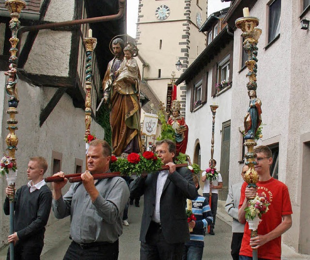 Bei der Prozession wurden die Statuen ...stangen von den Mitgliedern getragen.   | Foto: herbert trogus