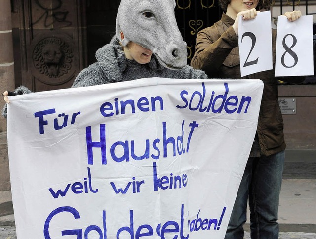 Whrend der Gemeinderat im Rathaus ein...s) drauen fr einen soliden Haushalt.  | Foto: ingo schneider