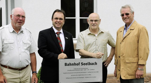 Gemeinschaftwerk: Wolfgang Mschle (vo...; Brgermeister Schfer dankte ihnen.   | Foto: bz