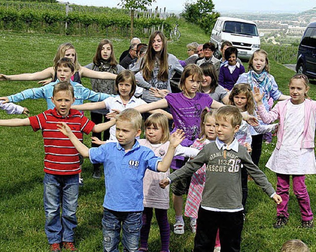 Auch die Kinder hatten ihre Freude an dem Gottesdienst unter freiem Himmel.  | Foto: Roland Vitt