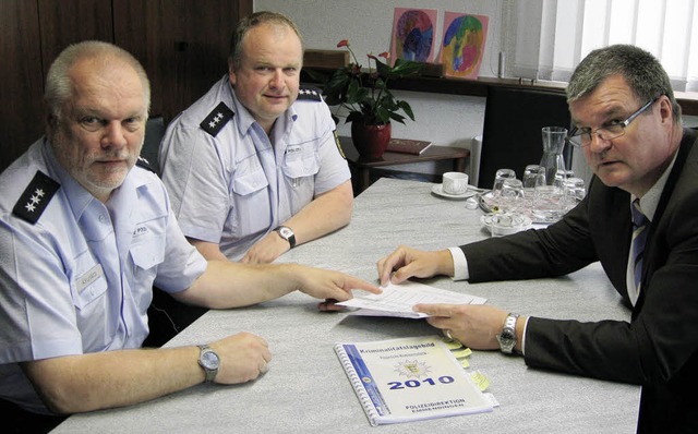Von links: Hauptkommissar Gerhard Krus...rtern die Kriminalittsstatistik 2010  | Foto: Stadt Kenzingen