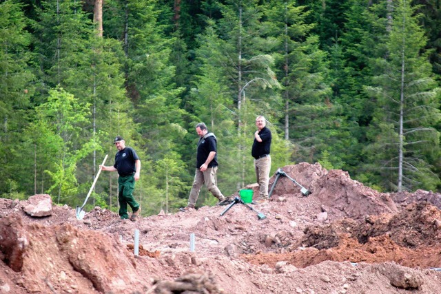 Diese Erdhgel mssen abgetragen werde... die Rumer mit Sonden suchen knnen.   | Foto: Gert Brichta