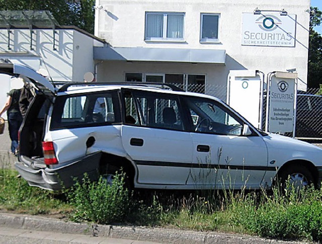 Genickt: Die Karosserie des Unfallautos.   | Foto: Polizei