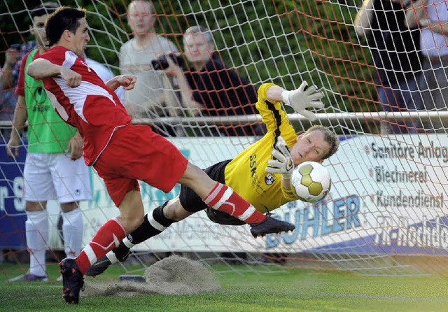 Benjamin Pfahler trifft zum 2:1 fr den Bahlinger SC.   | Foto: Patrick Seeger