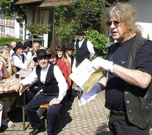 Archivar Eddie Weeger  zeigte Kostbarkeiten aus der Geschichte der Gemeinde.  | Foto: Franz Hilger