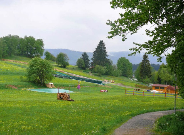 Einige Holzhtten, das Hpfkissen und ...park in Schluchsee bereits aufgebaut.   | Foto: Ute Aschendorf