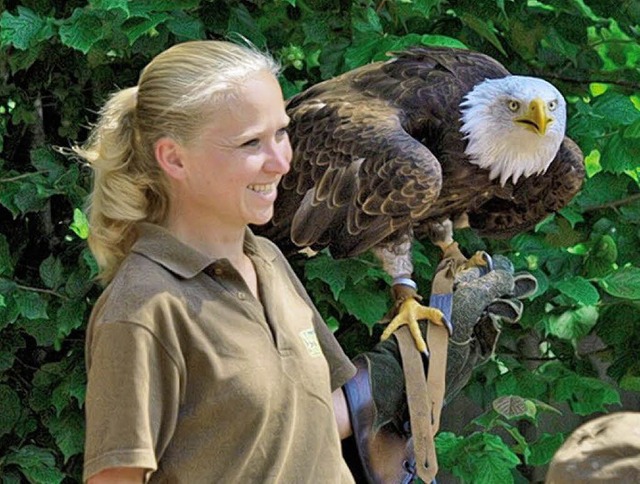 Das verleiht Flgel: Tierpflegerin And...hat  die Falknerausbildung geschafft.   | Foto: Privat