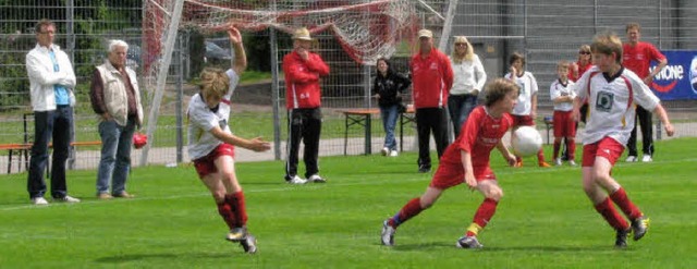 Kampfgeist und Spa am Sport belebten ...Jugend-Cup beim FSV Rot-Wei  Stegen.   | Foto: Monika Rombach