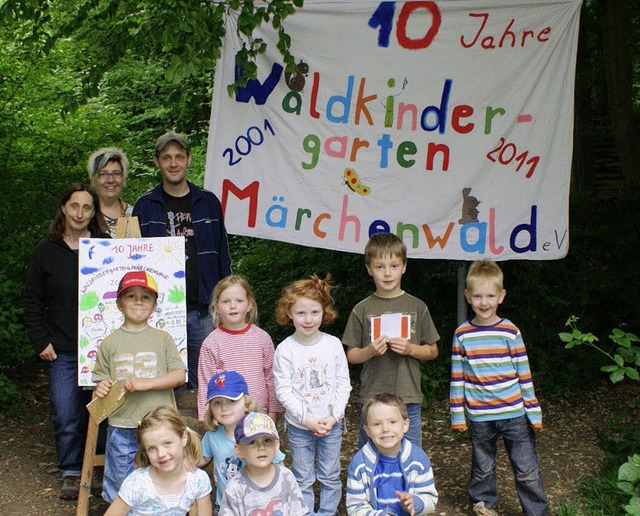 Freuen sich ber den Erfolg des Waldki... und die Kinder des Waldkindergartens   | Foto: su