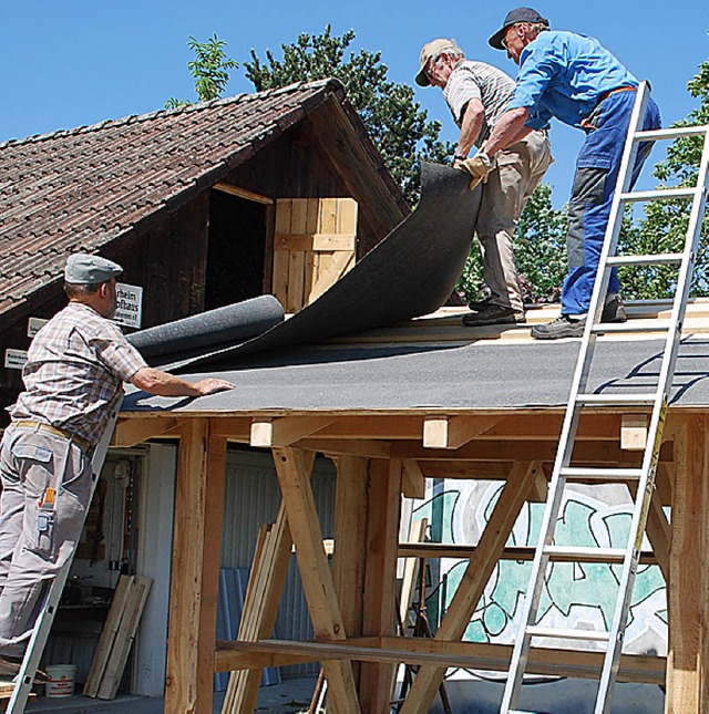 Hier wird das Dach der neuen Hausener  Schutzhtte  wasserdicht gemacht .   | Foto: edgar steinfelder