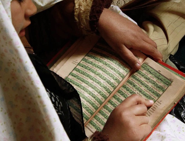 Der Koran, fr Nichtmoslems ein Buch mit sieben Siegeln.    | Foto: DPA