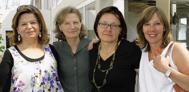 Kalliopi  Zarogianni (von links), Gaby...  bei der Vernissage zur  Ausstellung   | Foto: Privat