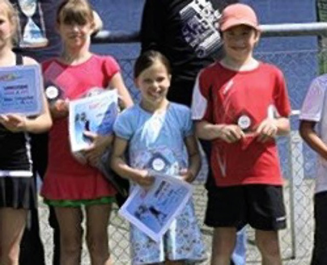 Grund zur Freude hat Lucia Sutter (Mitte) nach ihrem Turniersieg.   | Foto: privat