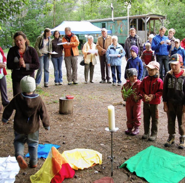 Wortgottesdienst beim Jubilumsfest de... Bauer. Die Kinder machen eifrig mit.   | Foto: Ulrike Jger