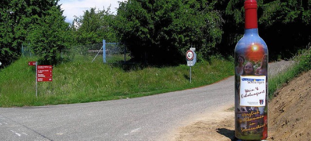 Mutwillig waren zwei der Ortseingangsf...acht Begrungsflaschen  aufgestellt.   | Foto: J. Schtz