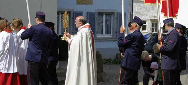 Pfarrer Stjepan Lukec trug bei der Prozession durch Schelingen die  Monstranz.   | Foto: privat