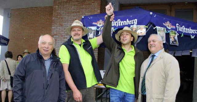 Mit einem symbolischen Startschuss er...tsvorsteher Herbert Senn gratulierten.  | Foto: benjamin bohn