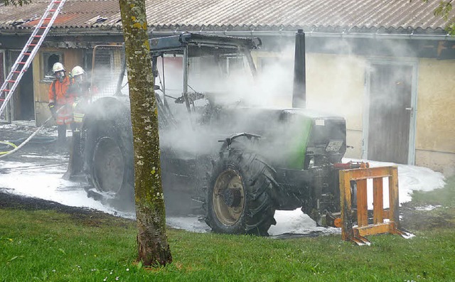 Bei einem Traktorbrand in Htten konnt...ein grerer Brand verhindert werden.   | Foto: FEUERWEHR RICKENBACH