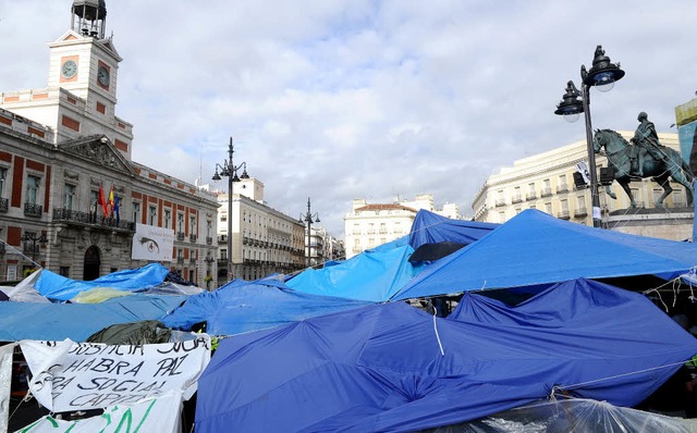 Viele Demonstranten bernachten in Mad...f dem Puerta-del-Sol-Platz in Zelten.   | Foto: AFP