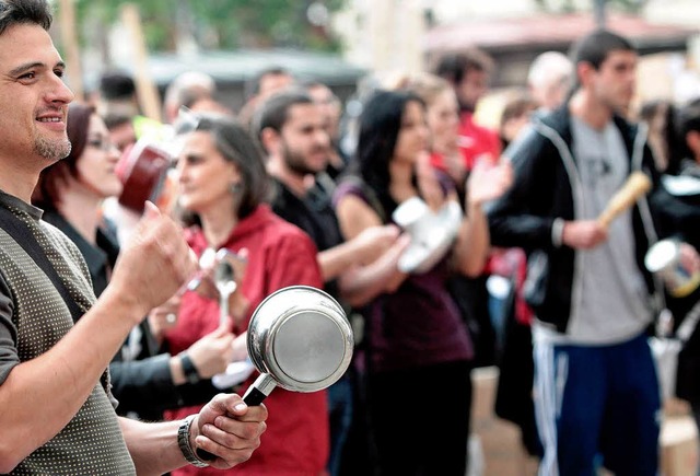 Die Spanier gehen angesichts der Krise ihres Staates auf die Strae.  | Foto: dpa