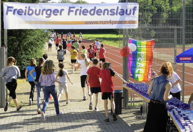 Rund 250 Schler und Lehrer beteiligte...nasiums. Fr Erfrischung war gesorgt.   | Foto: Ute Schler