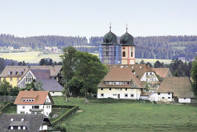 Ein Turm ist bereits eingerstet. Die ...farrgemeinde hofft dafr auf Spenden.   | Foto: Heinrich fehrenbach