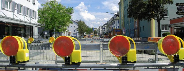 Rote Lichter an der Baustelle, aber gr... Tram kostet  weniger, als errechnet.   | Foto: Lauber