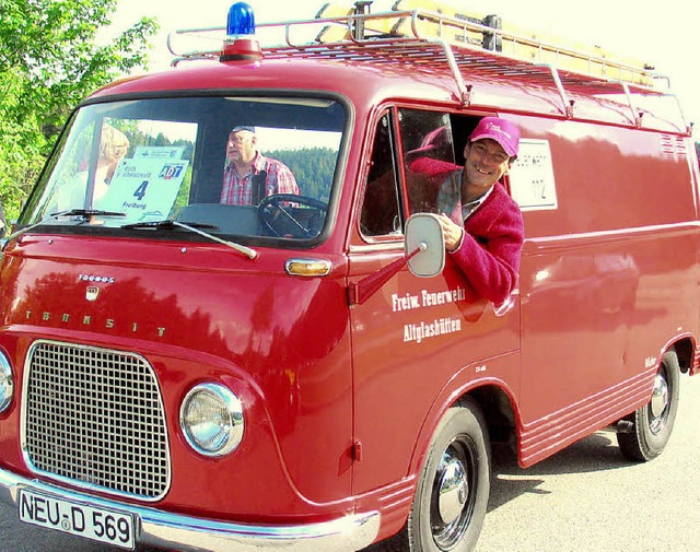 Mit einem Feuerwehrauto aus dem Jahr 1... Wirbser in die Oldtimer-Kolonne ein.   | Foto: Eva Weise