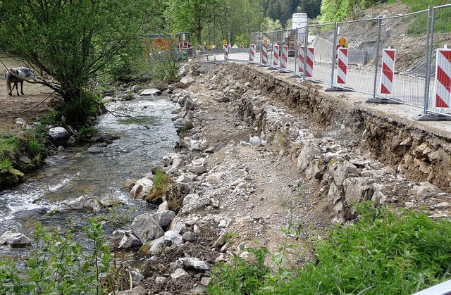 Straenbau in St. Wilhelm: Bei der San...Neue Sttzmauern sichern den Hang ab.   | Foto: Odrich-Rees