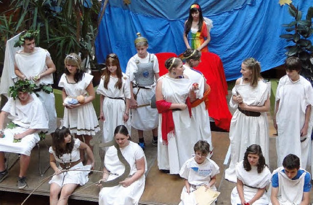 Die Lateinschler der Klasse 8 prsent...nd die zahlreichen antiken Gottheiten.  | Foto: ines sssle