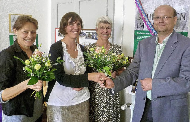 Mit Blumen bedankte sich Jrg Breiholz...und Karin Rieger fr deren Engagement.  | Foto: Claudia Gempp