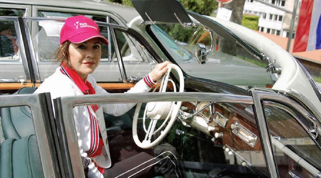 Schauspielerin Anja Kruse im BMW-Cabrio aus dem Jahr 1955.   | Foto: Jger