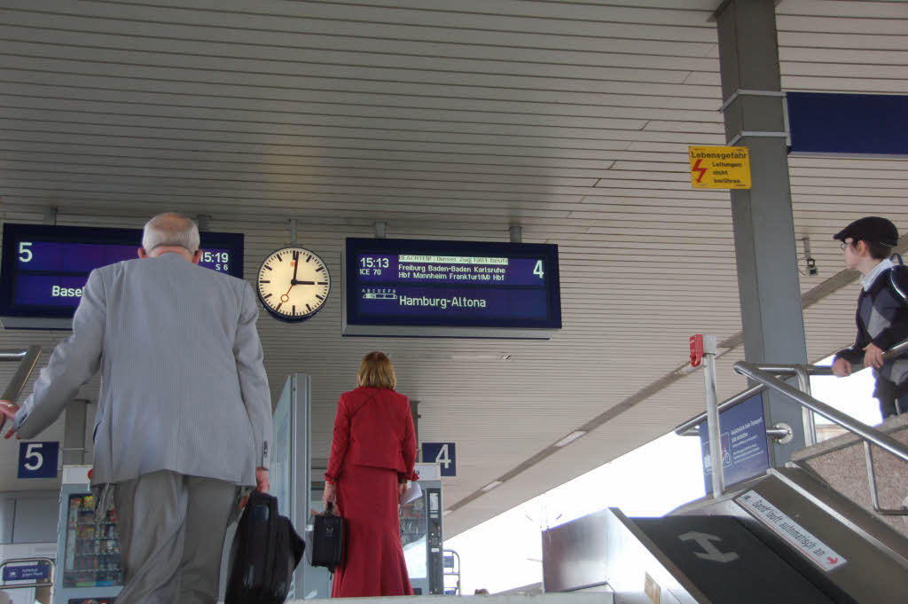 Zugreisende am Badischen Bahnhof in Basel