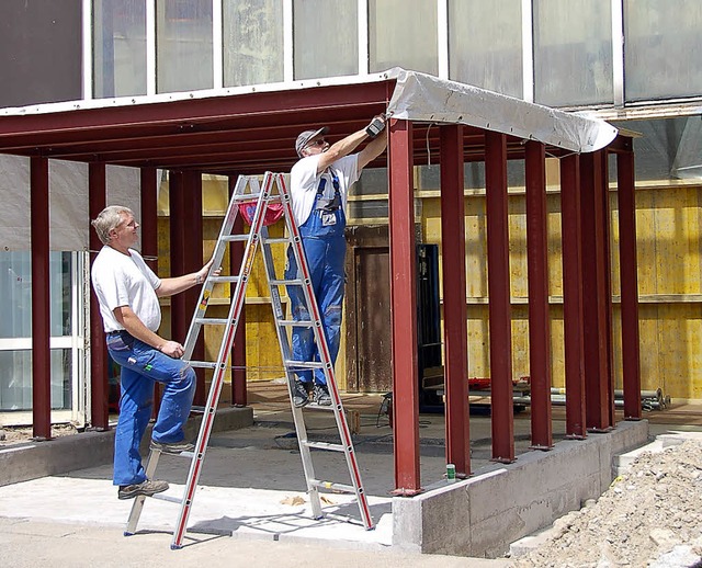 Arbeitsbeginn: Harald Rueb (auf der Le...gangsbereich des Spitals beschftigt.   | Foto: Stefan Sahli