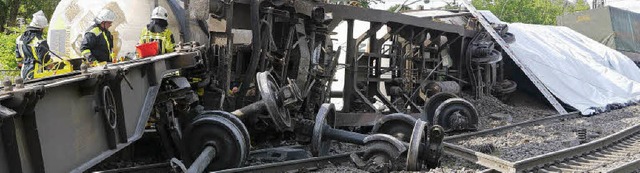 Ein Haufen Trmmer: Gefahrgut geladen ...Mann ber viele Stunden  im  Einsatz.   | Foto: Katharina Meyer