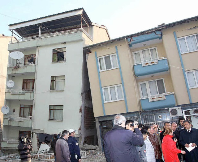 Der trkische Umweltminister Veysel Er... am strksten betroffene Stadt Simav.   | Foto: dpa