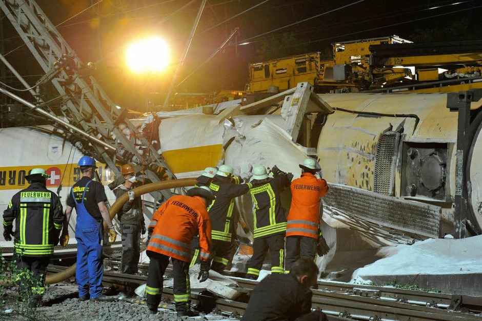 Mit großem Kraftaufwand haben Feuerwehrleute Trümmerteile in der Nacht zum Samstag aus dem Weg geräumt. (Foto: Volker Münch) Mit großem Kraftaufwand haben Feuerwehrleute Trümmerteile in der Nacht zum Samstag aus dem Weg geräumt. (Foto: Volker Münch)