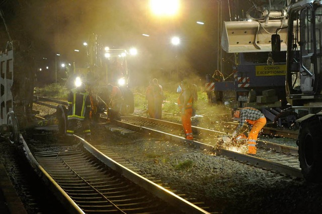 Fieberhaft arbeiteten Bahnarbeiter in ...nstandsetzung der beschdigten Gleise.  | Foto: Volker Mnch