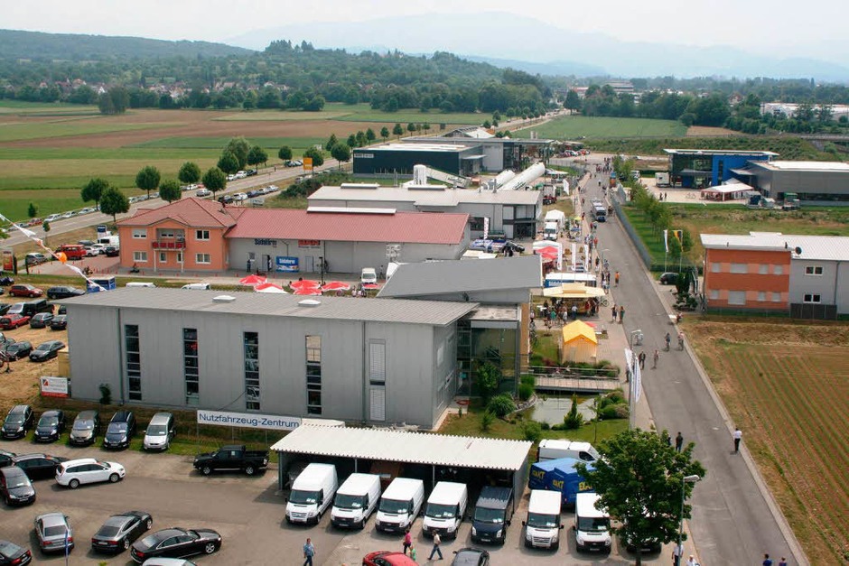 Überblick über das Gewerbegebiet von einer 27 Meter hohen Hebebühne. (Foto: Gerda Oswald) Überblick über das Gewerbegebiet von einer 27 Meter hohen Hebebühne. (Foto: Gerda Oswald)